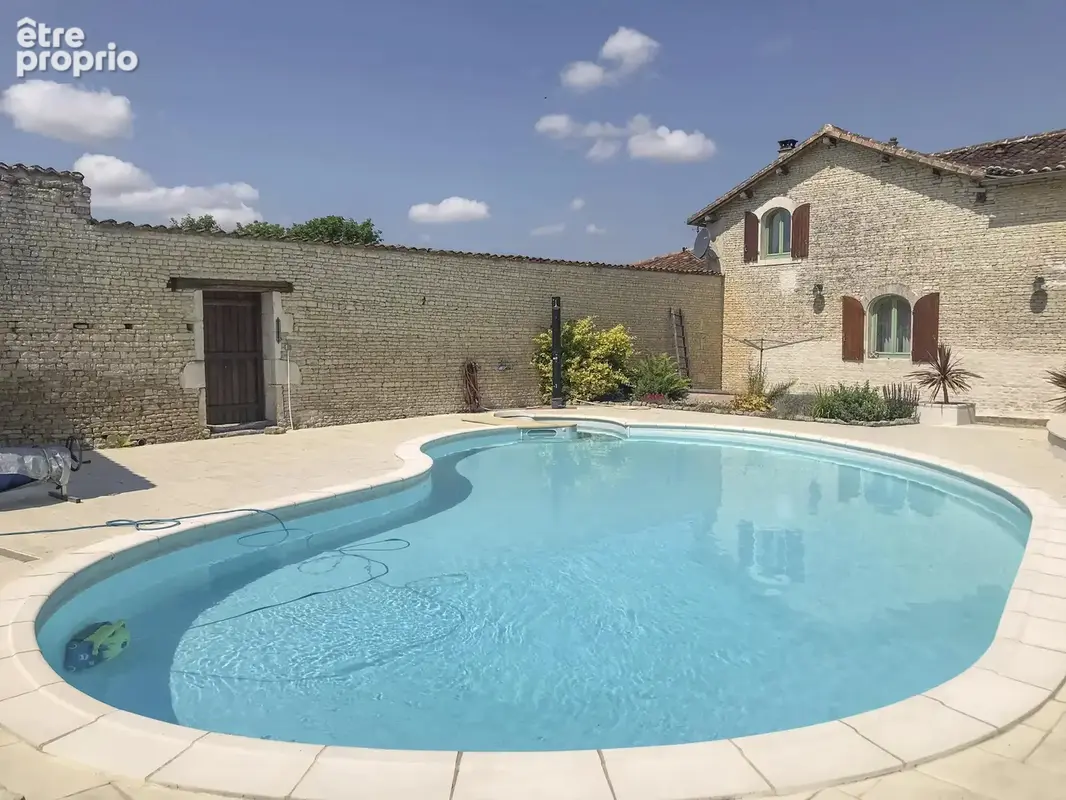 Jolie maison en pierre avec piscine au cœur du village - photo 2