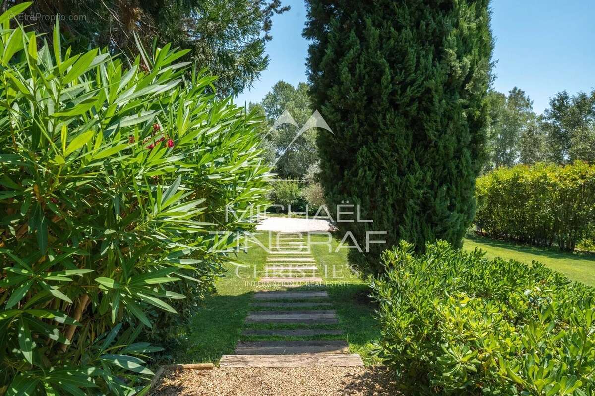 Aix-en-Provence – Propriété avec piscine au coeur d'un écrin de verdure - photo 15