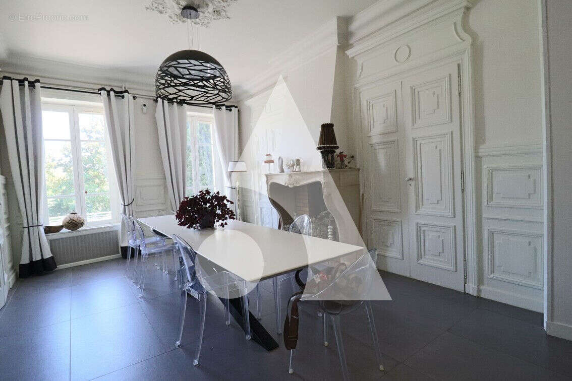 Maison à NEYRON