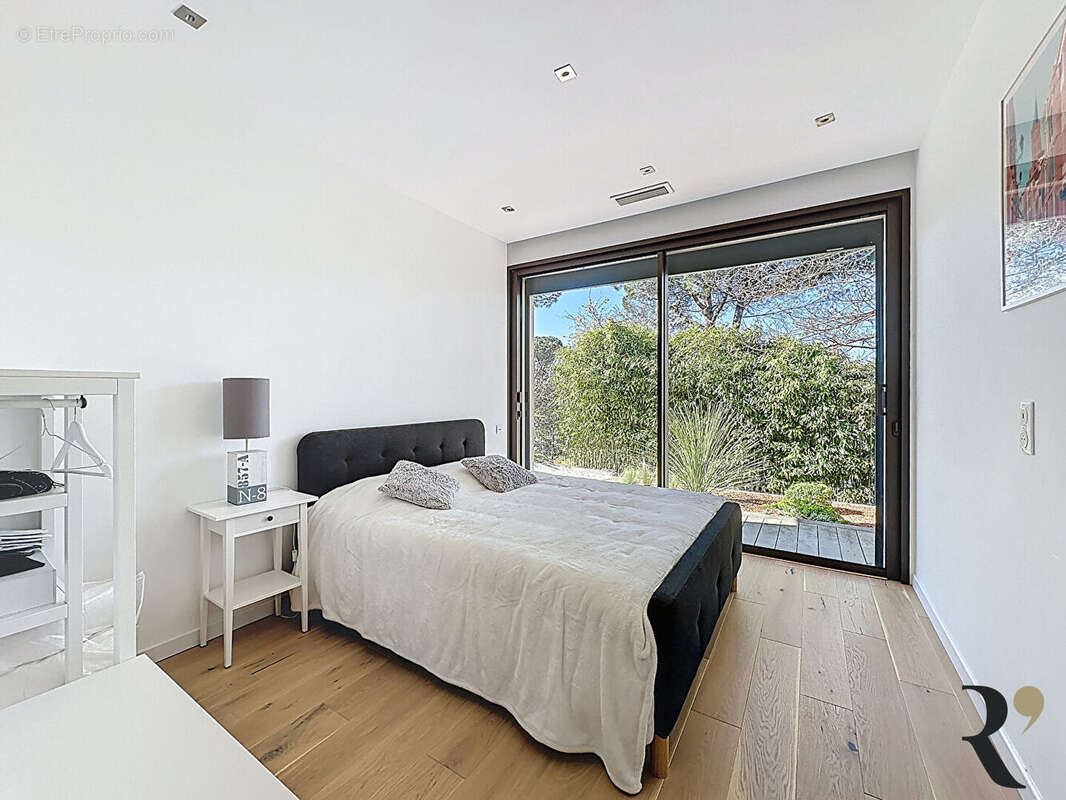 Maison à SAINT-PIERRE-DE-LAGES