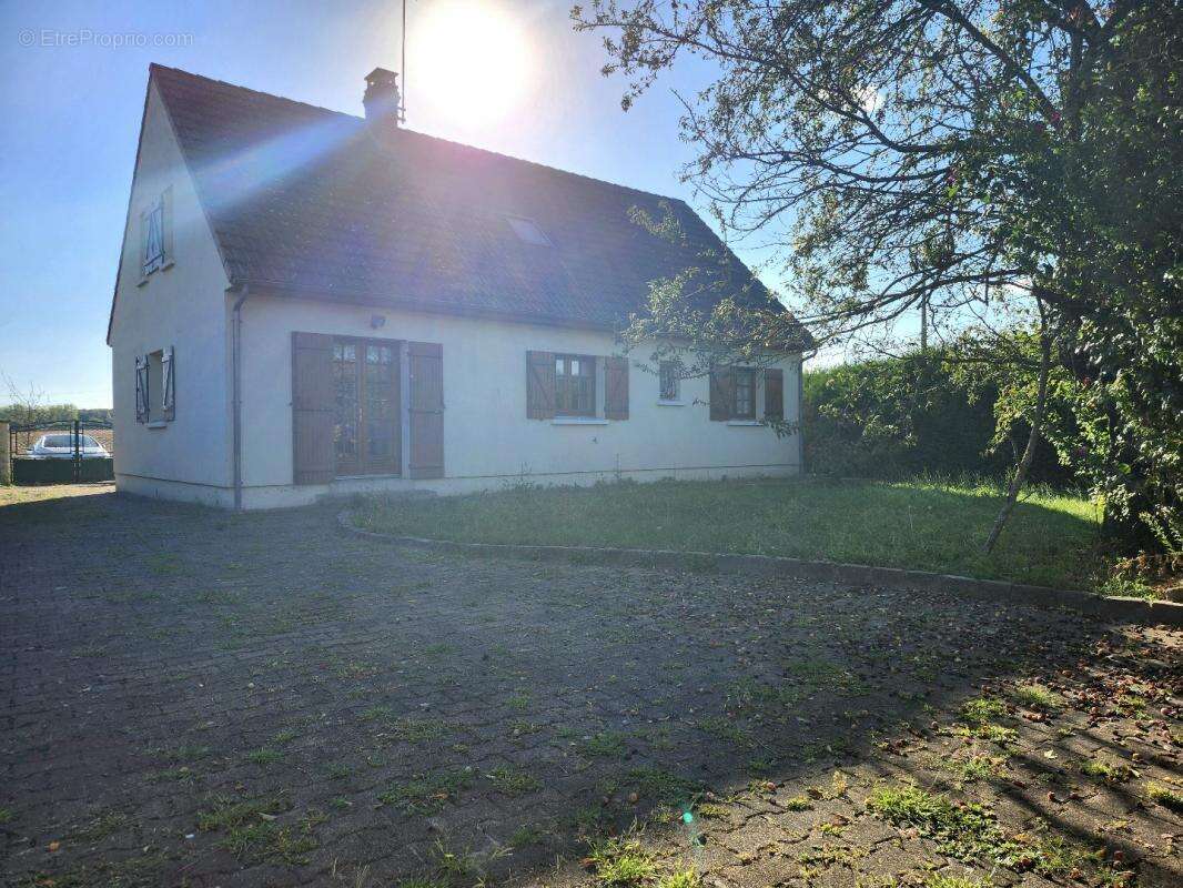 Maison à LONGUEIL-SAINTE-MARIE