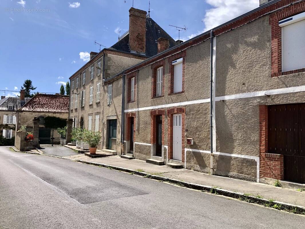Maison à LUSSAC-LES-EGLISES