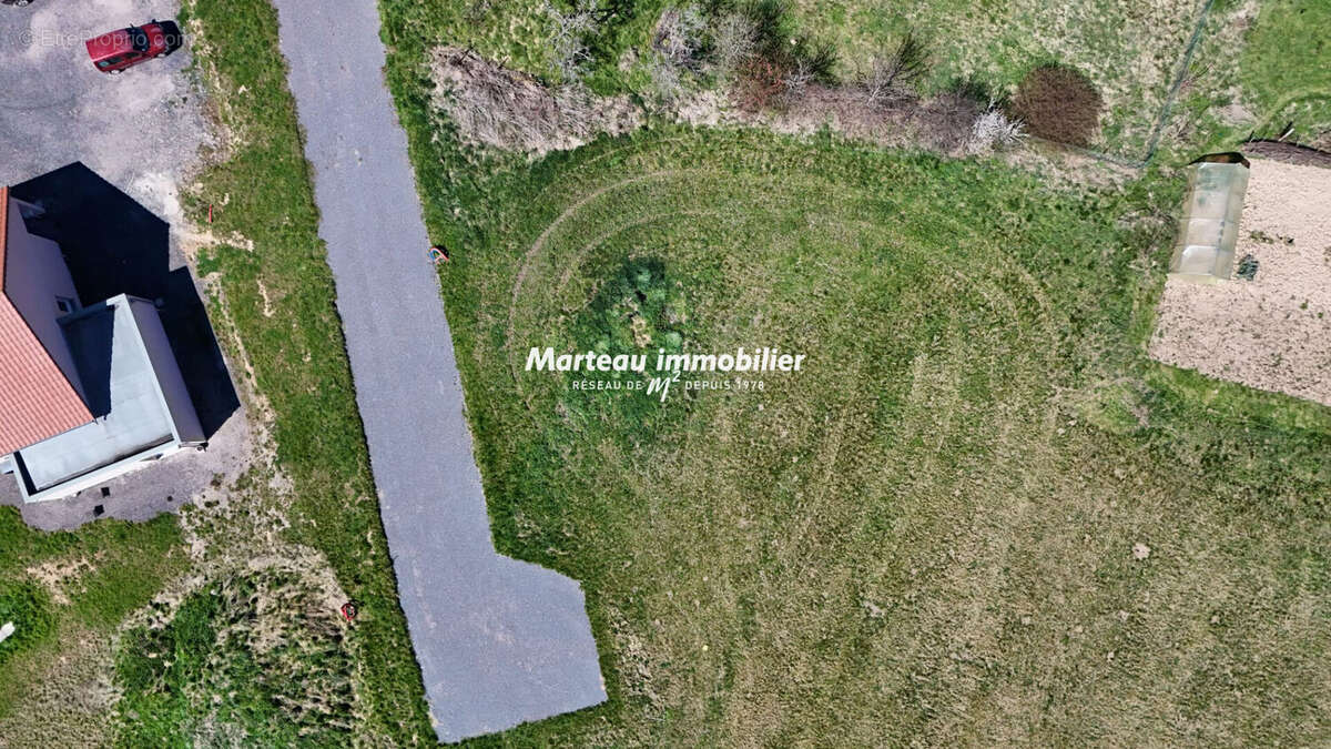 Terrain à LES POULIERES