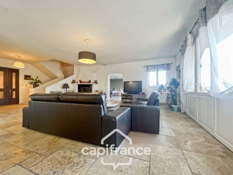 Domaine et Golf de Pont Royal, belle  propriété de 290 m2 établie sur un terrain de 2600 m2, cinq chambres, un bureau, piscine,  - photo 20