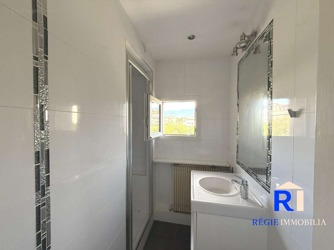 Salle d&#039;eau récente et lumineuse - Appartement à GRENOBLE