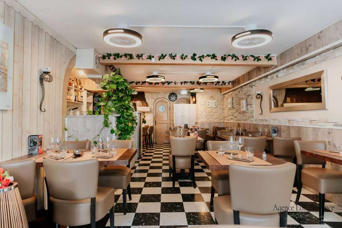 Commerce à SAINTES-MARIES-DE-LA-MER