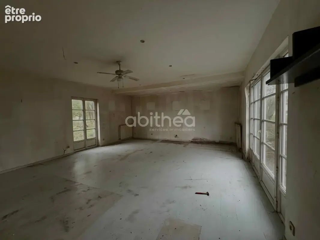 Maison d'habitation avec 2 granges sur un terrain de 3400 m2 le tout à rénover entièrement. - photo 2