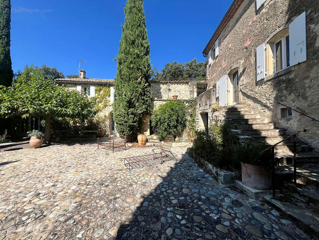 Maison ancienne en pierre  avec terrain de  de 2000 m² dans un hameau, région GRIGNAN. - photo 3