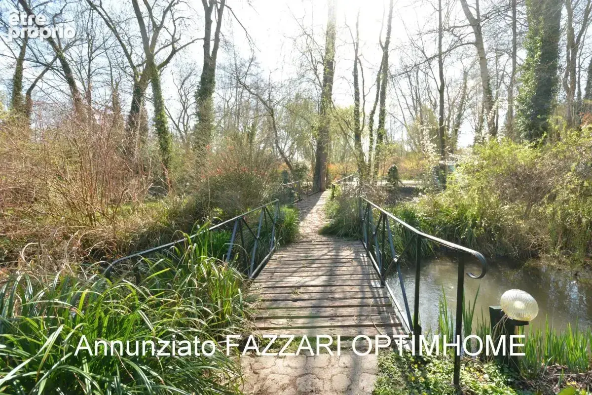 Au cœur d’un domaine clos de 1,5 hectare, ce moulin rénové offre un cadre unique entre étang, rivière et nature préservée - photo 9