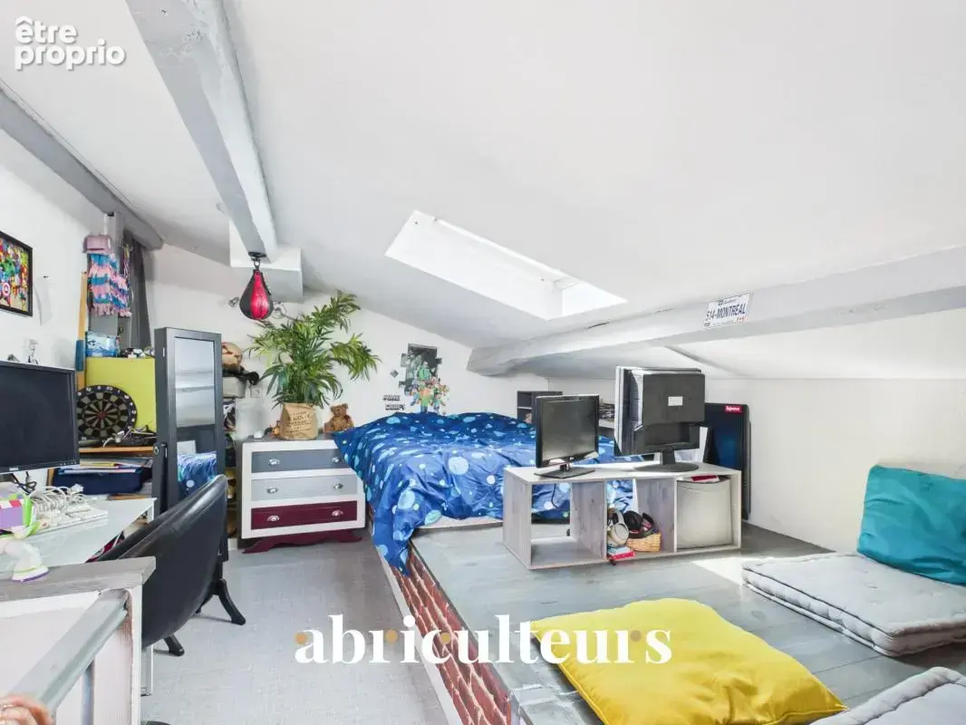 Maison de ville de 90 m² avec cour en vente à Saintes (17100) - photo 11