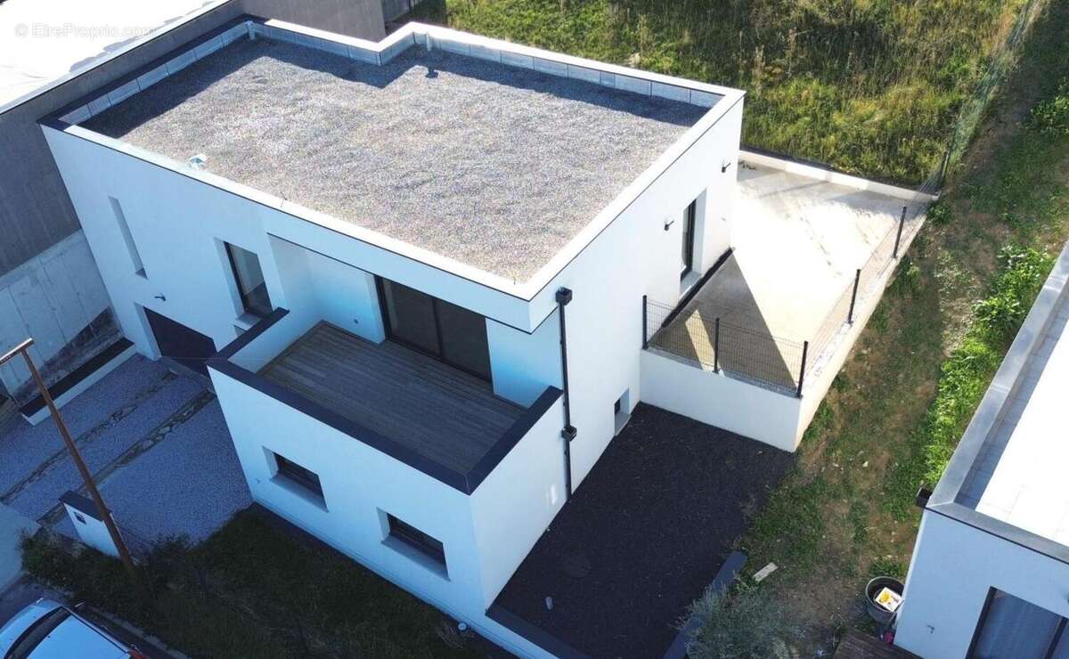 Maison à LES MARTRES-DE-VEYRE