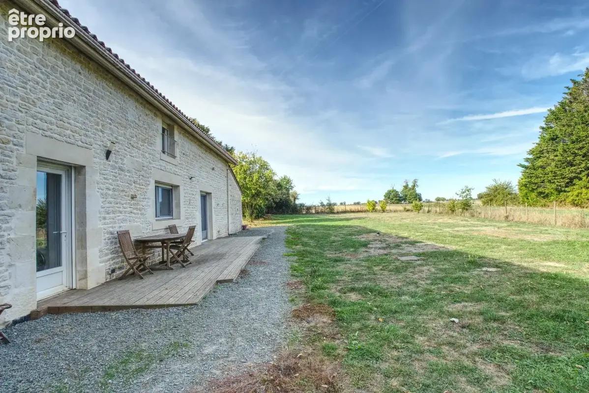 Maison en pierre au style moderne, située dans un joli village et implantée sur un beau terrain - photo 8