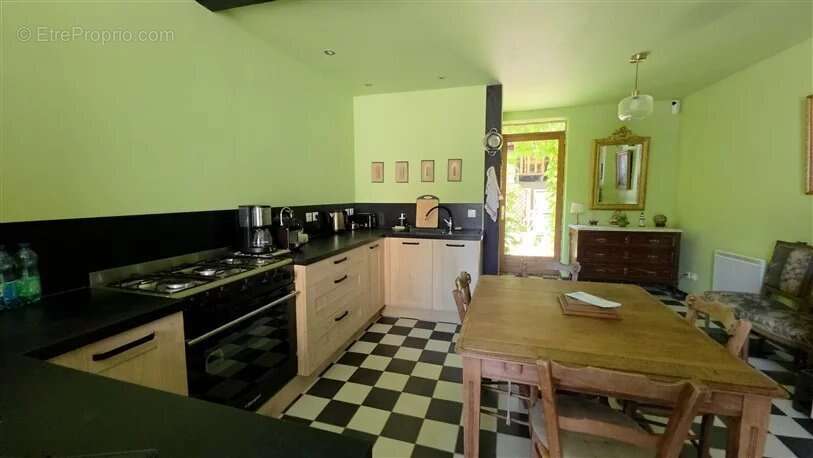 À vendre : maison de 2 chambres avec cour enchantée à Bellac (87) - photo 2