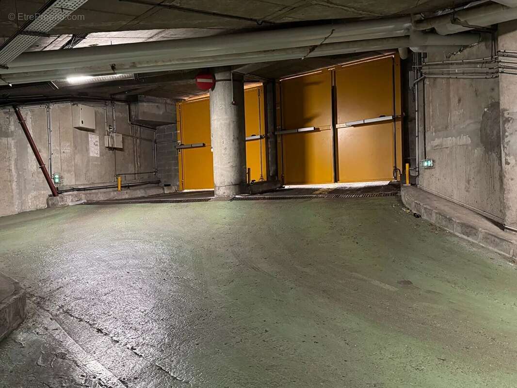 Parking à PARIS-15E