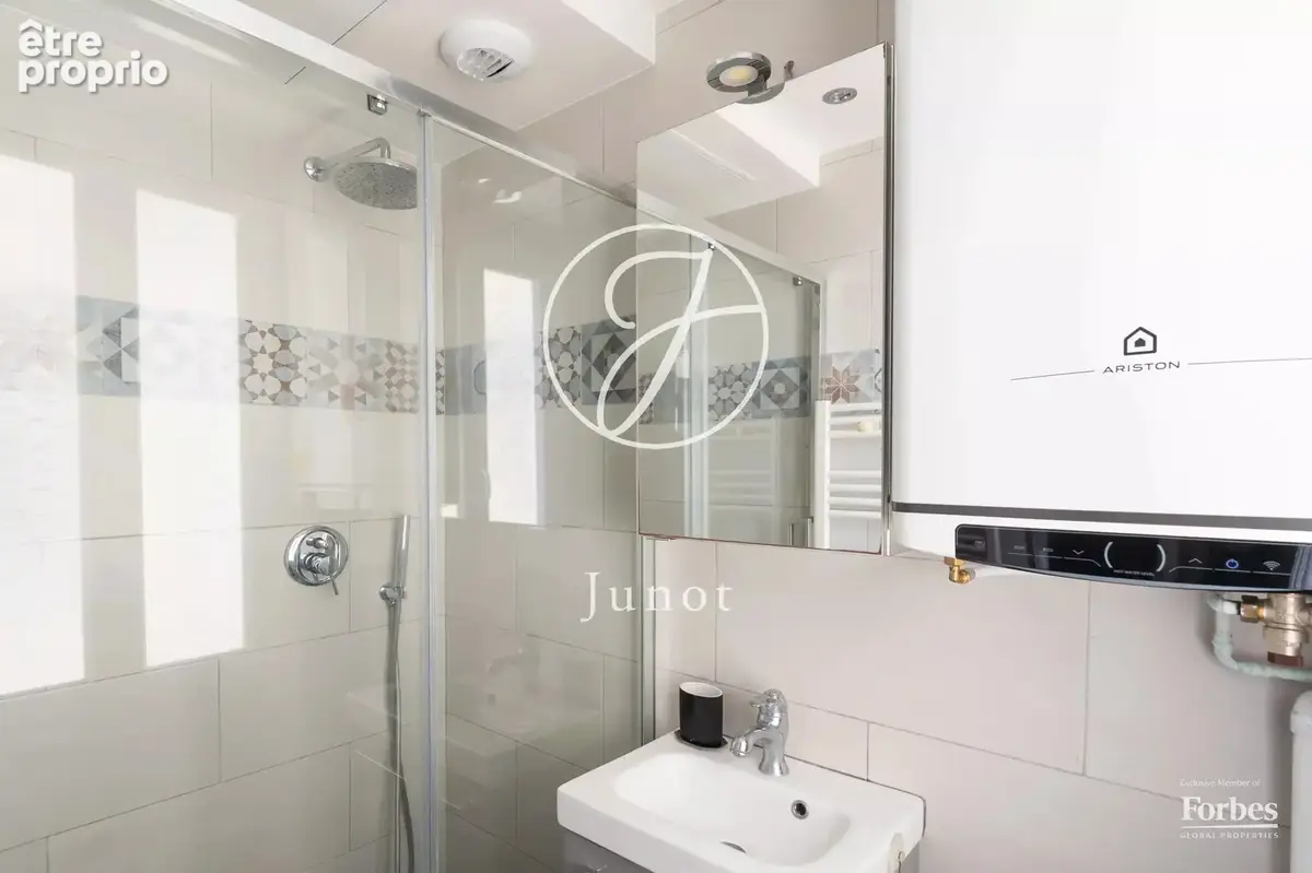 Paris 18e - ABBESSES - Appartement - 2 pièces - 27,11m² Carrez - 27.43m² au sol - Lumineux - photo 8