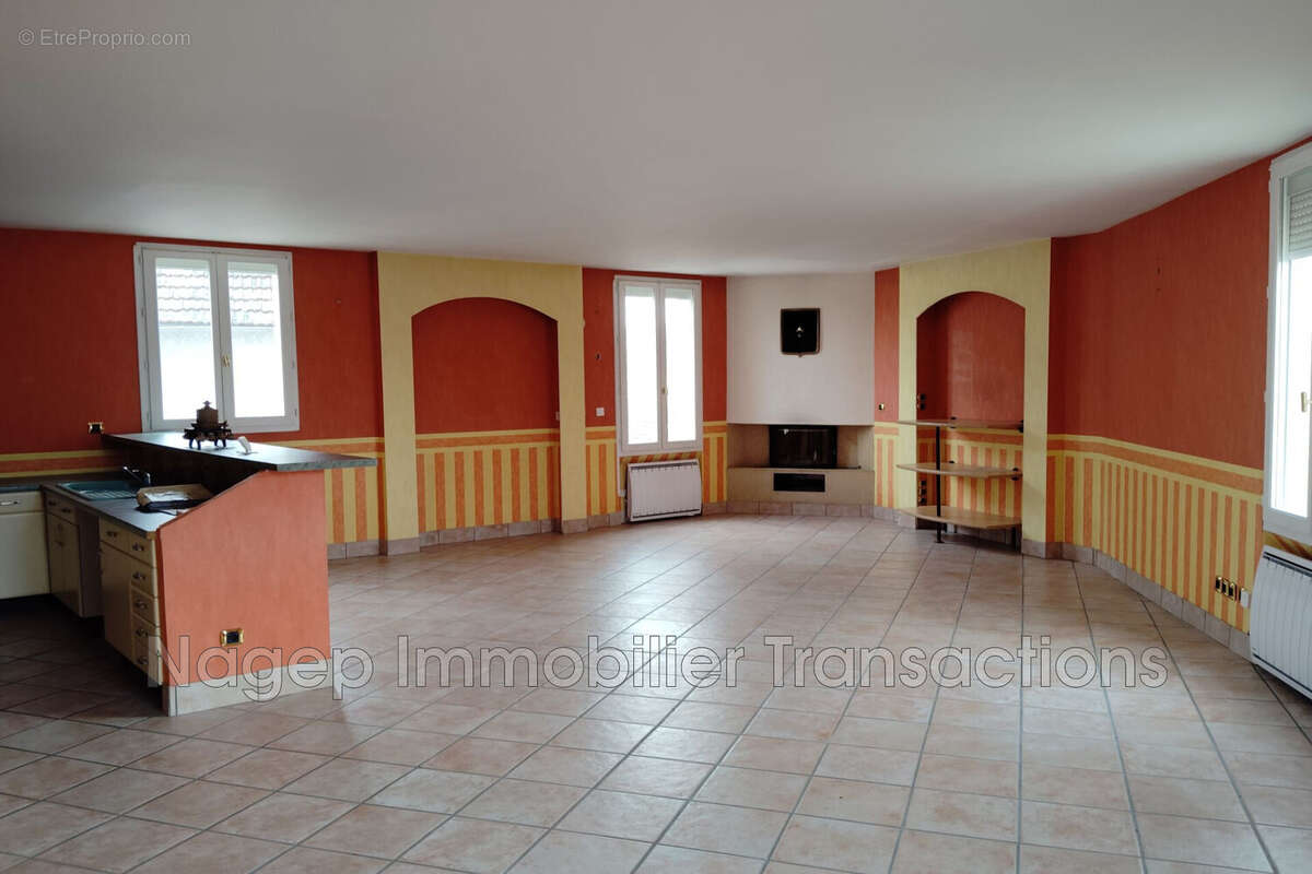 Maison à LE MAYET-DE-MONTAGNE