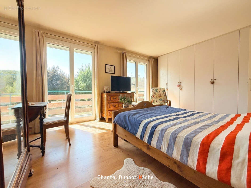 CHARTRES- Maison de ville de 141m2, terrasse, parking privé. - photo 11