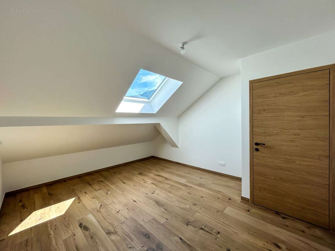 À vendre – Appartement T4 duplex traversant de charme dans une ancienne bâtisse rénovée à Viuz-en-Sallaz - photo 8