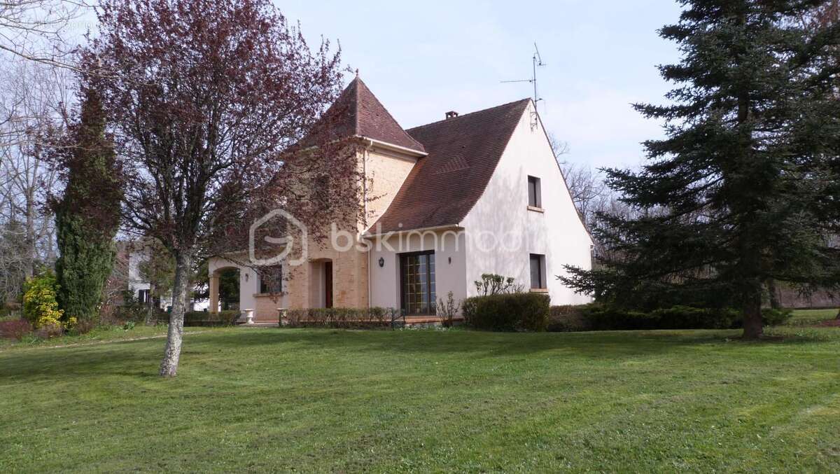 Maison à SAINT-SULPICE-DE-ROUMAGNAC