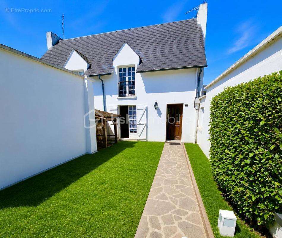 Jolie maison de 108 m² centre ville à rénover avec jardin de 250 m², au calme dans une impasse - photo 2