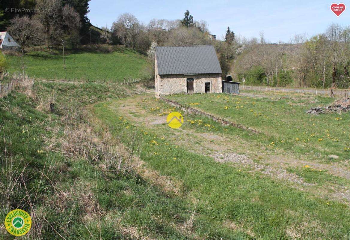 Maison à VIC-SUR-CERE