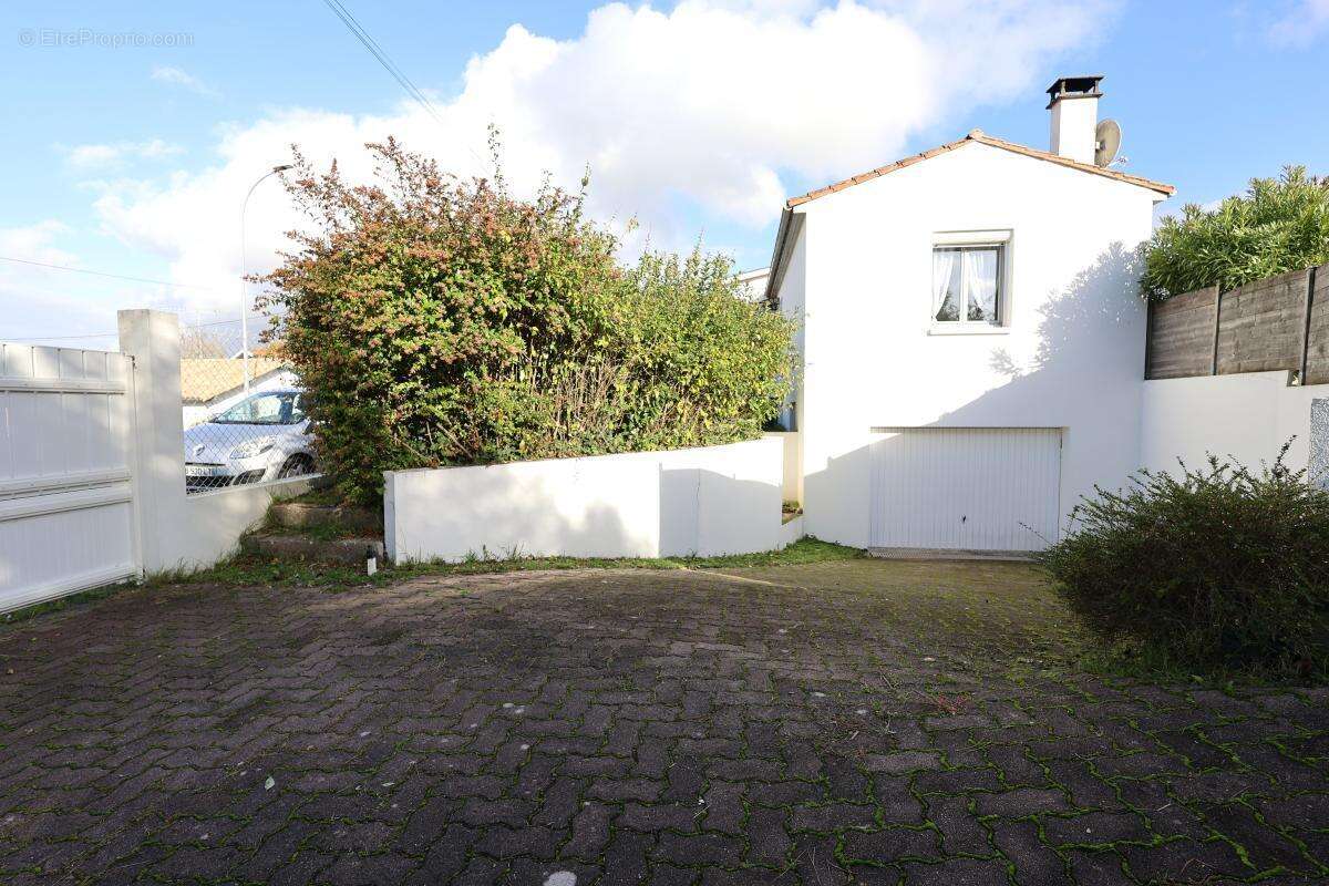 Commerce à SAINT-GEORGES-DE-DIDONNE