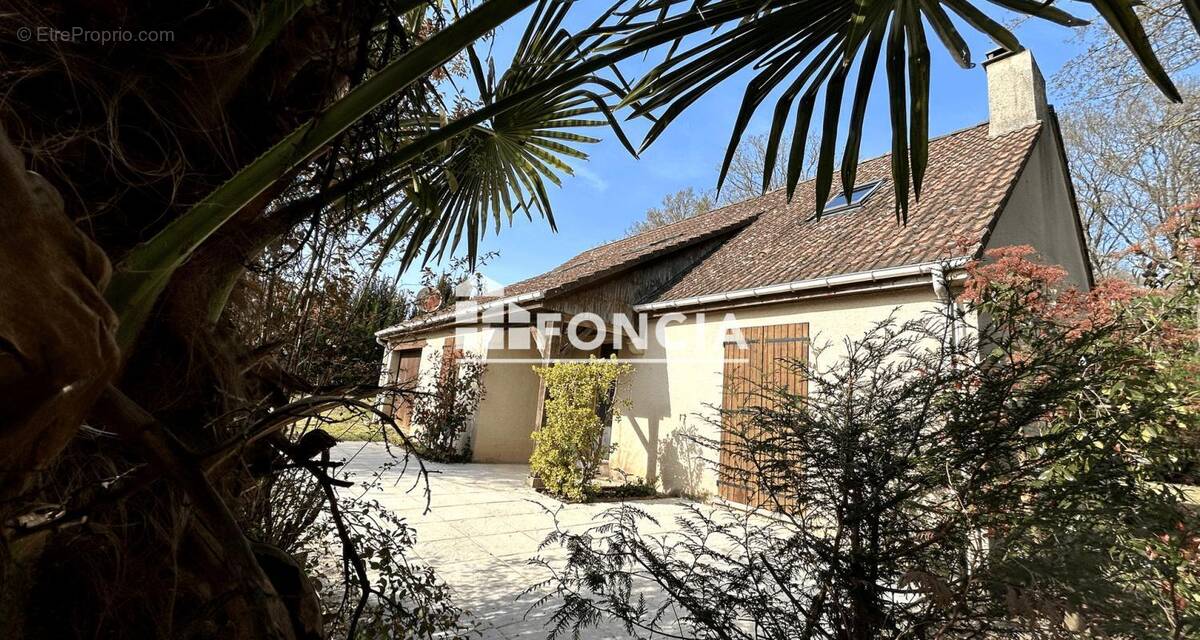 Maison à NEUVILLE-SUR-SARTHE