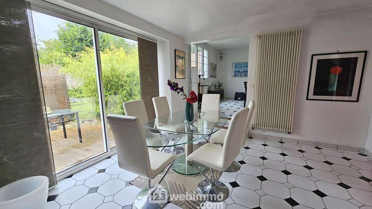 Un espace salle à manger très lumineux avec un accès sur une terrasse.