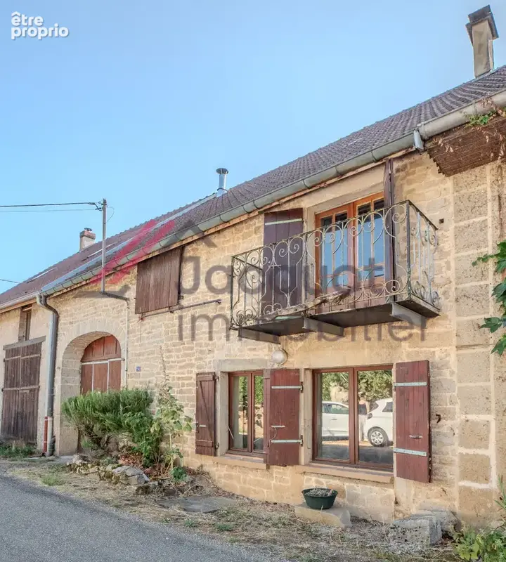 Maison 4 pièces 96 m² à vendre à Saint-Laurent-La-Roche (39570) - photo 2