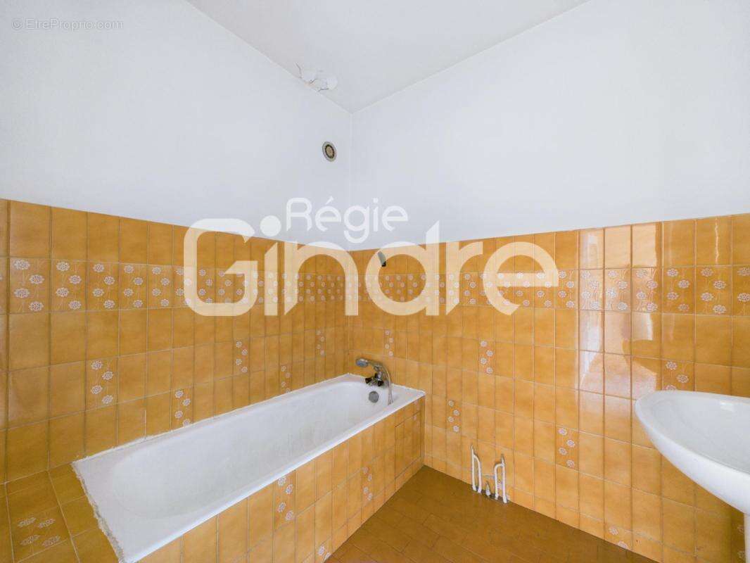 Vente - Appartement - 2 pièces + cuisine - 53 m² - 149 000 € - - photo 4