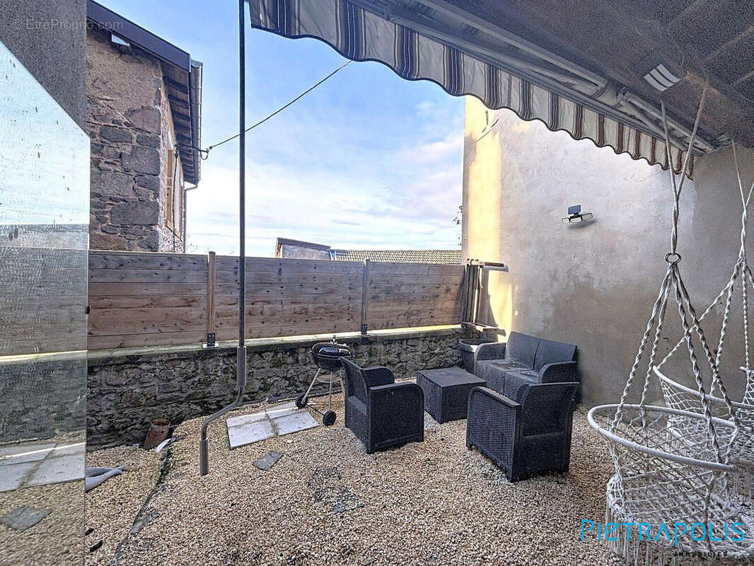 Terrasse avec vu dégagée sur le forez - Maison à TARARE