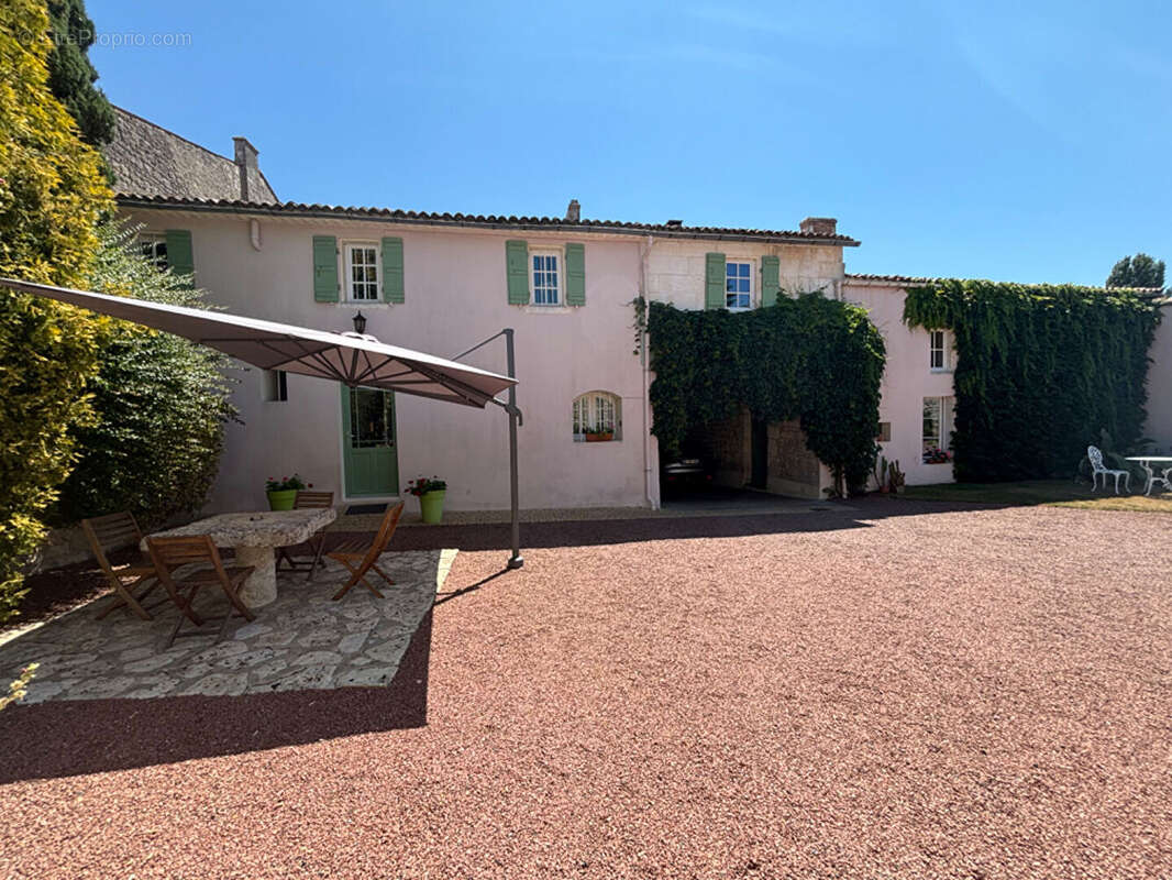 Maison d'exception à Nancras : un havre de paix au coeur du centre-ville - photo 3
