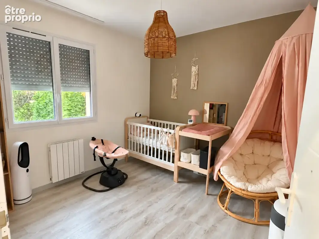 Chambre de bébé rose et lumineuse-2