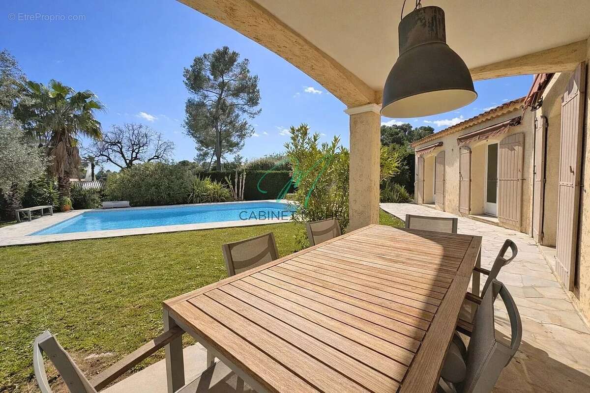 Maison à ROQUEFORT-LES-PINS