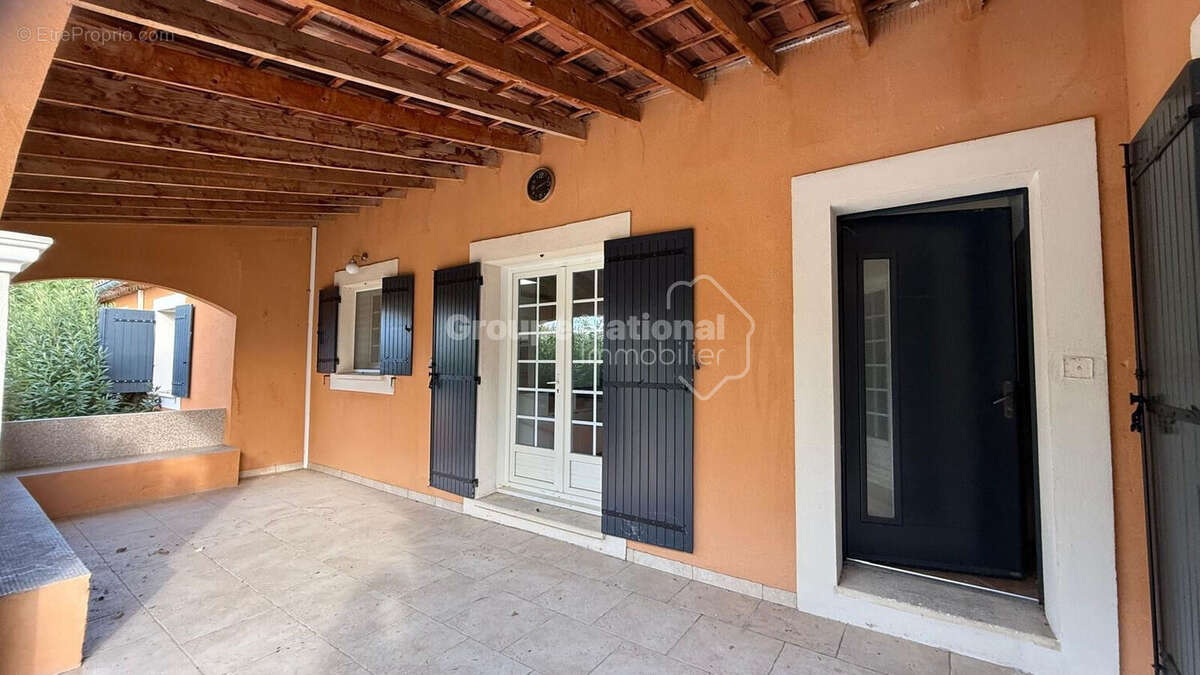 Maison à ENTRAIGUES-SUR-LA-SORGUE