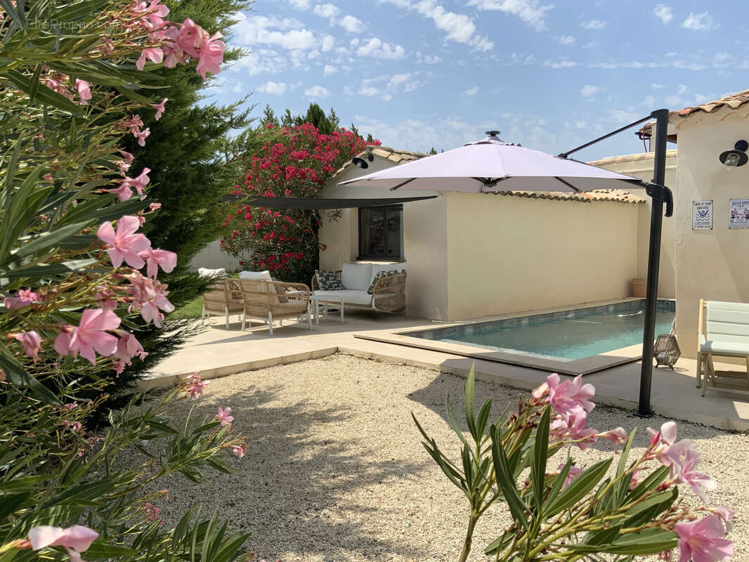 Mas provençal avec piscine, jardin et vue sur les vignes. - photo 2
