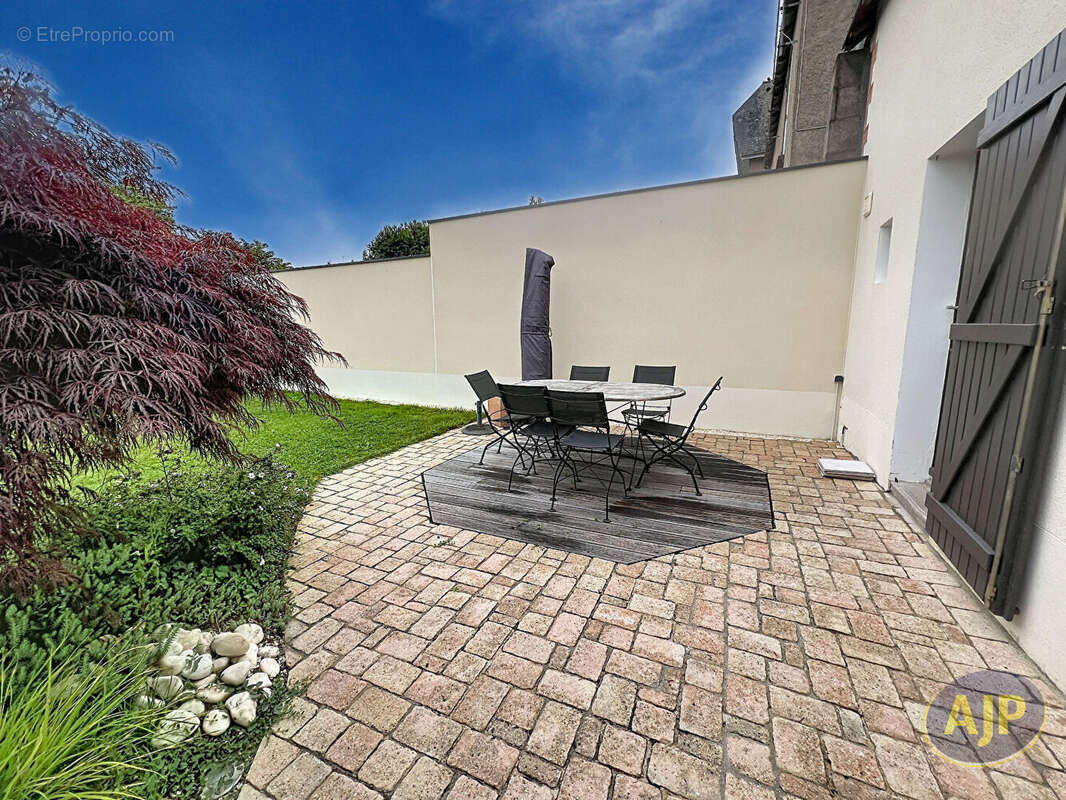 Maison à SAINT-MACAIRE-EN-MAUGES