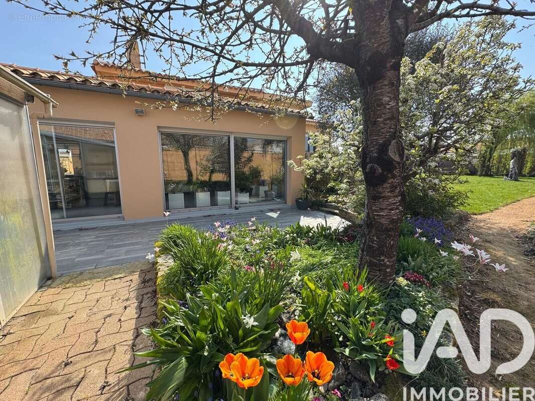 Photo 2 - Maison à LES LANDES-GENUSSON