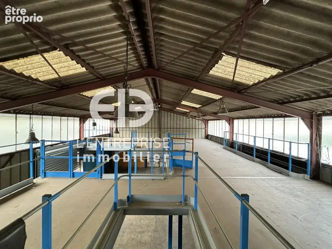 A VENDRE ENTREPÔT à ST ANDRE DE LA ROCHE d'une superficie de 400m² avec Bureaux et Extérieur de 500m² - photo 7