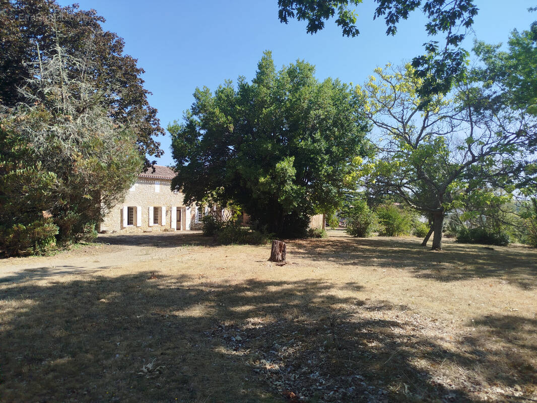 Belle maison familiale en pierre, jardin arboré et double garage proche des commodités - 33890 Gensac - photo 1