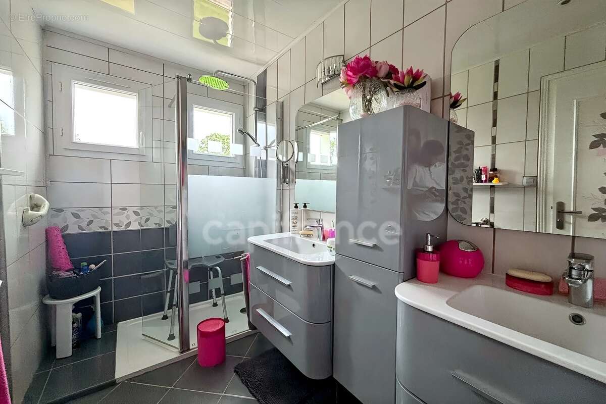 LE JUCH(29) Maison néo-bretonne de 148m² sur un terrain de 1000m², 4 chambres, garage, sous-sol - photo 8