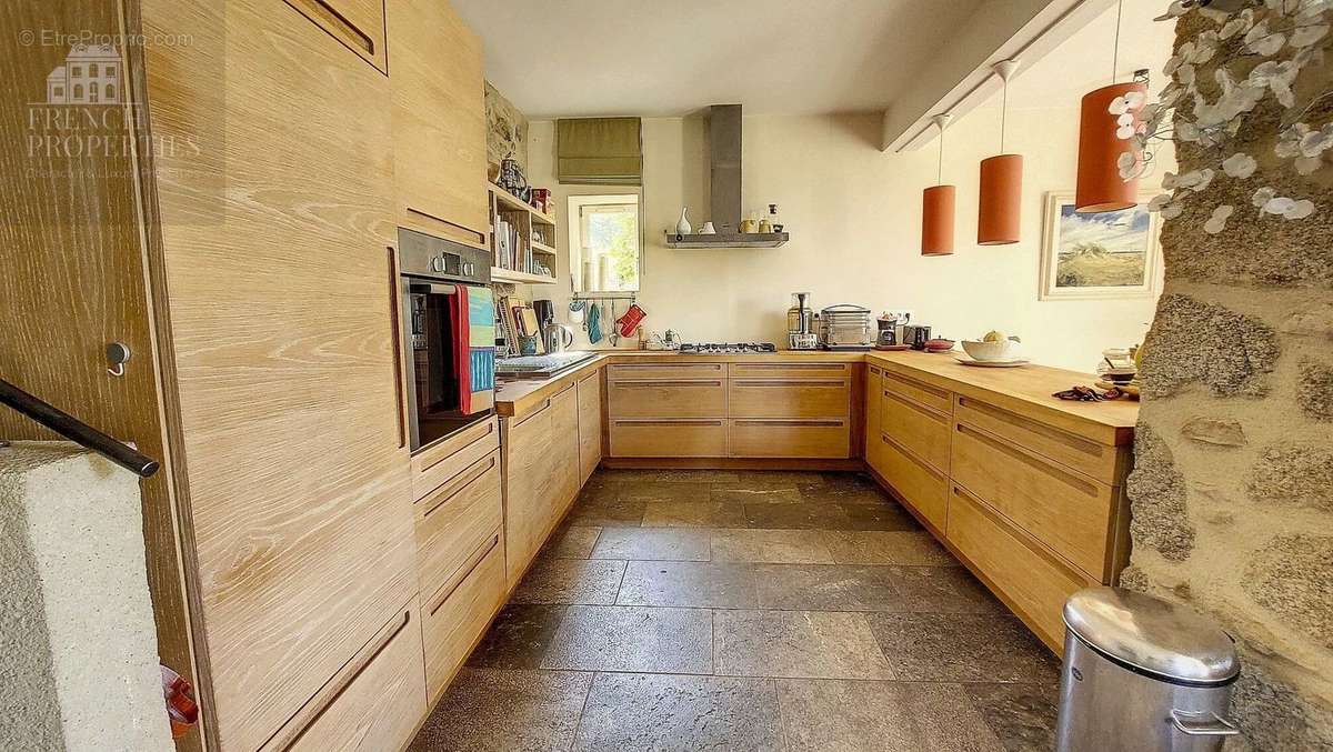 Maison à SAINT-LAURENT-DE-CERDANS