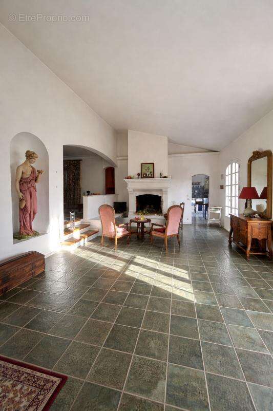 Maison à LE REVEST-LES-EAUX