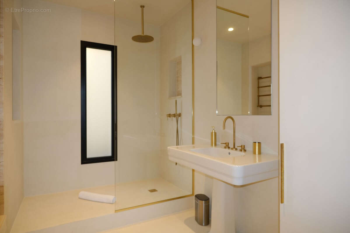 Appartement à PARIS-8E