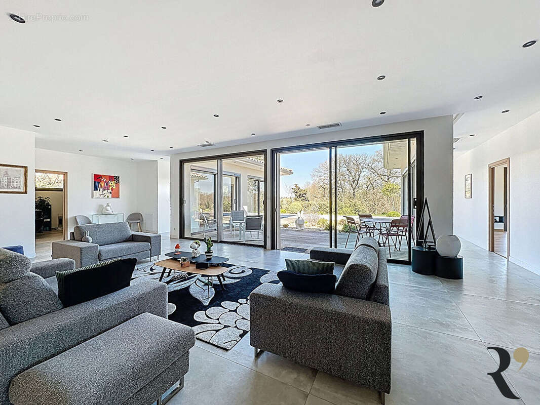 Maison à SAINT-PIERRE-DE-LAGES