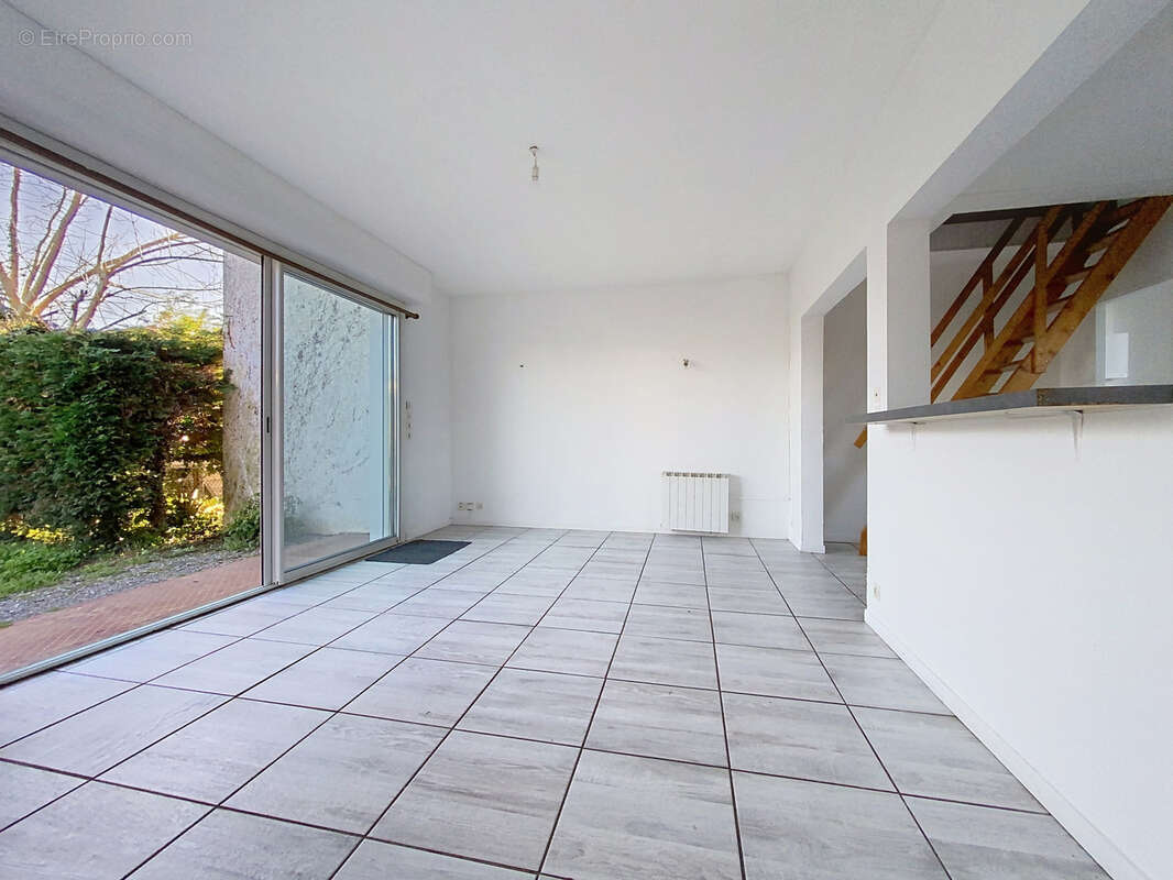 Maison mitoyenne avec garage et jardin, proche de toutes les commodités - photo 4
