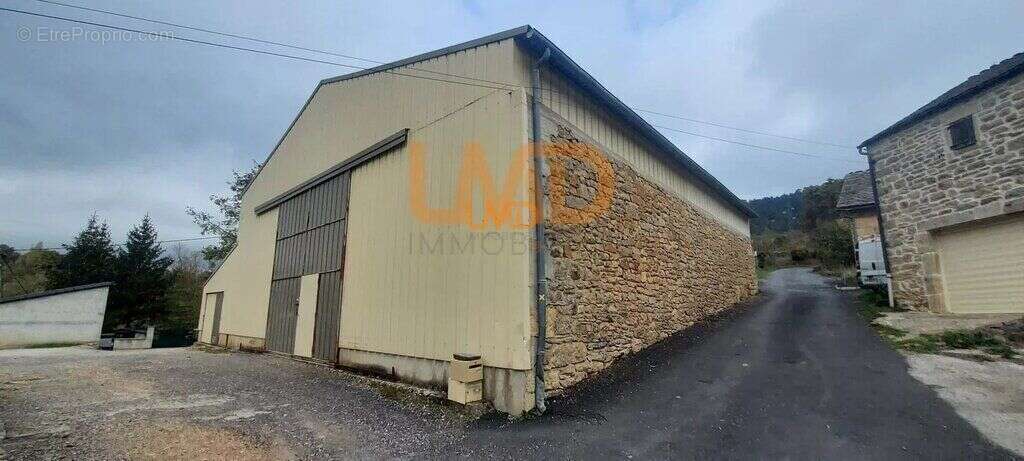 Parking à LES SALELLES