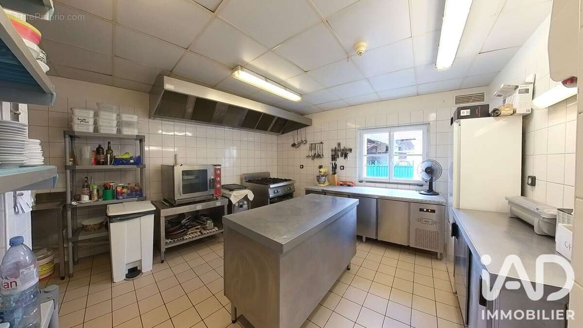 Commerce 226 m² à Savigny-En-Veron  - photo 4