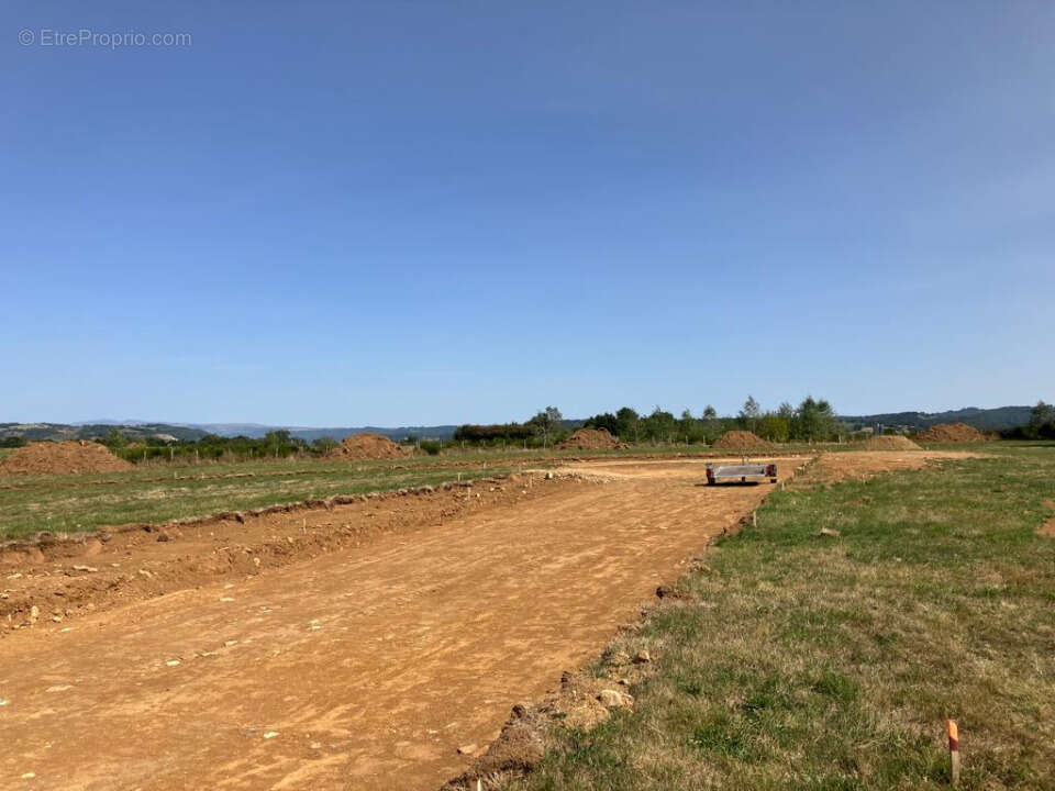 Terrain 541 m² à Arpajon-Sur-Cere  - photo 2