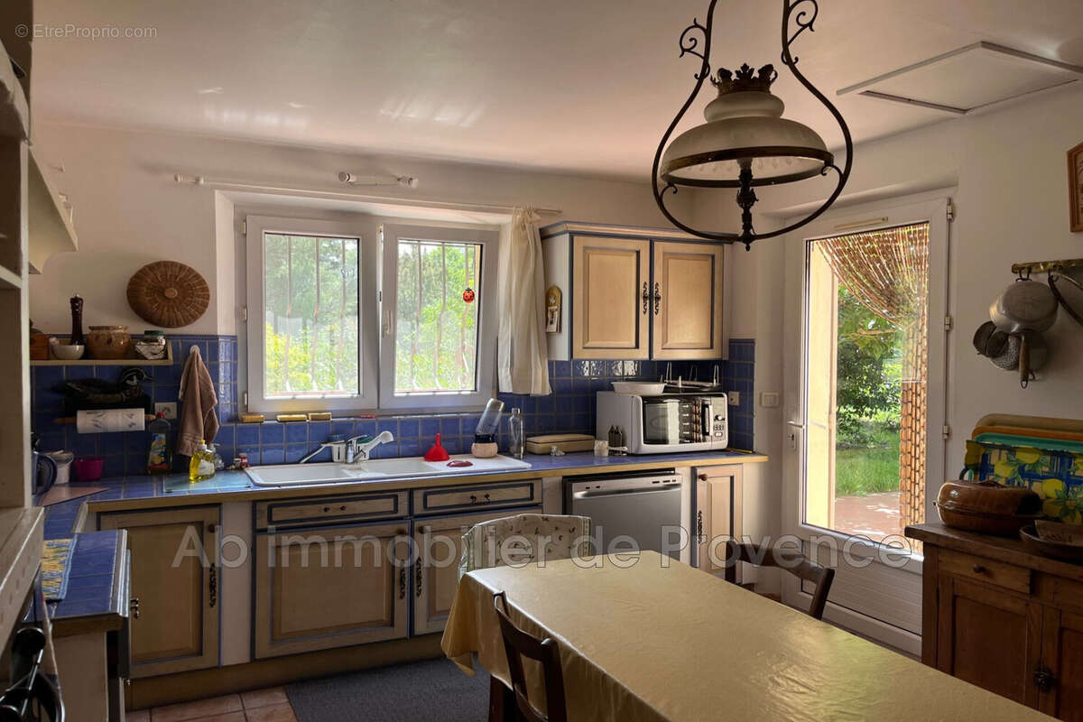 Maison 227 m² à Rognes  - photo 5